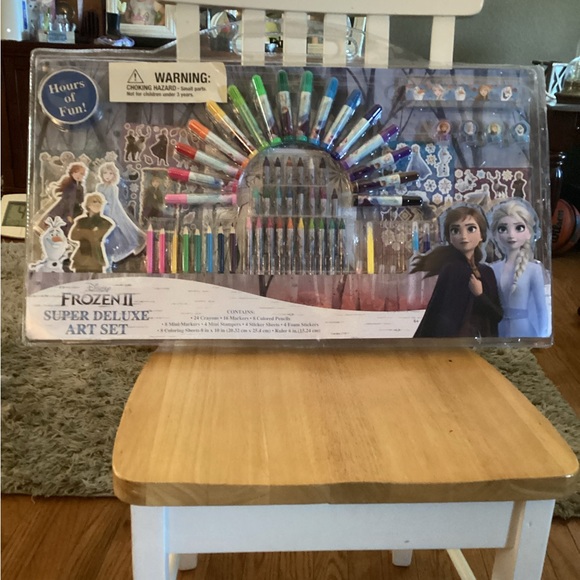 COPY - Disneys Frozen 2 Super Deluxe Art Kit - Picture 2 of 3